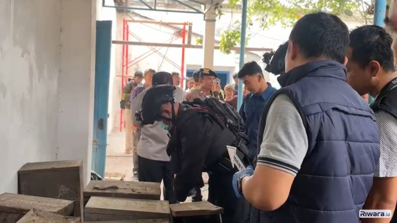 Petugas melakukan penanganan benda yang diduga mortir di kawasan Panti Pidana Karaton Surakarta Hadiningrat Selasa 20 oktober 2026